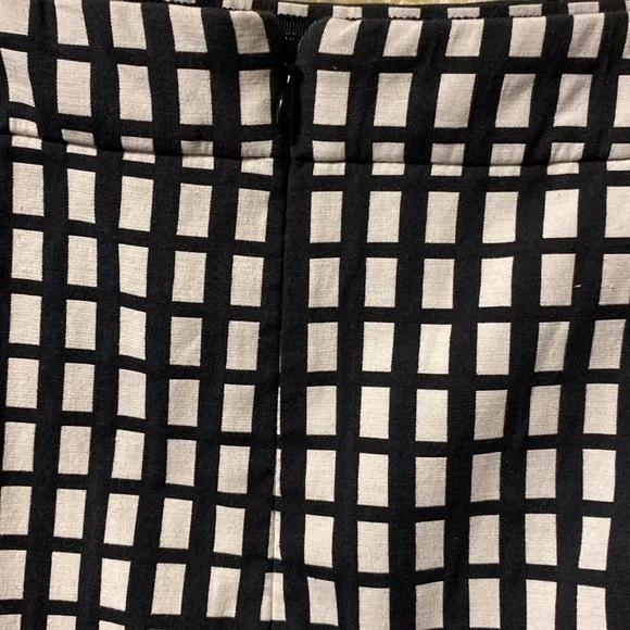 J Crew Black Women’s Black/White Checkered Pencil Skirt. Size 2 - Picture 5 of 7